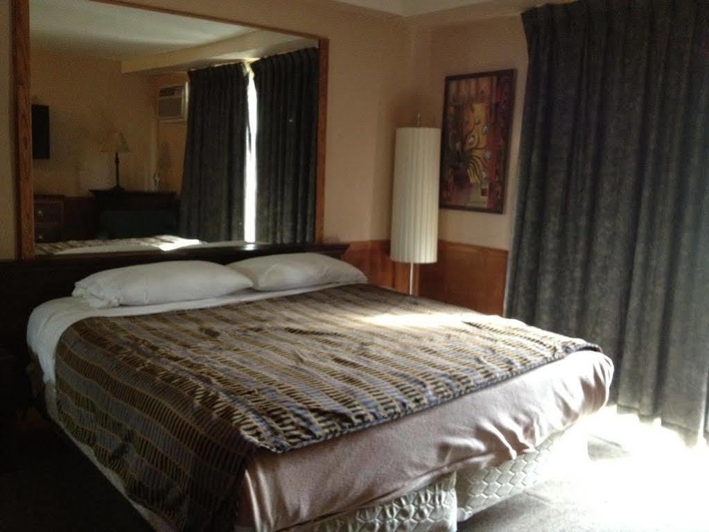 Chomedey Inn Laval Kültér fotó